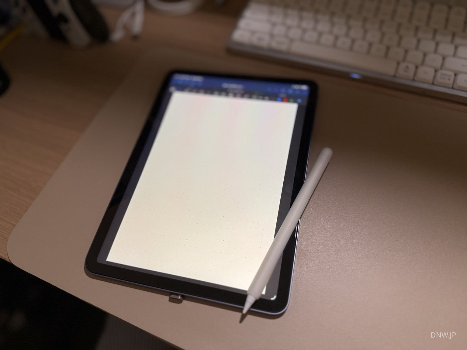 白紙のノートを開いたiPadとApple Pencil